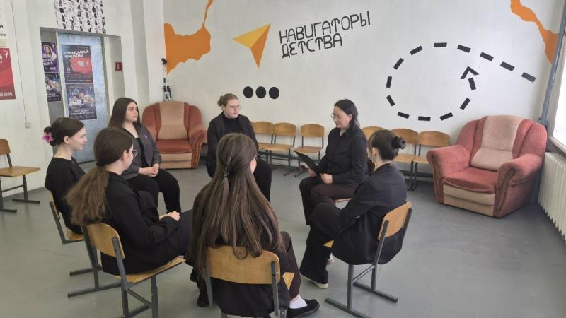 Советники по воспитанию и педагоги школ  знакомят школьников с детским телефоном доверия