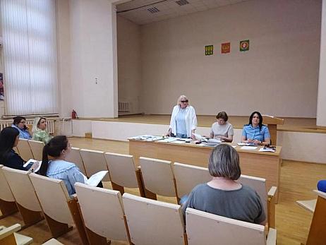 На очередном заседании члены Комиссии по делам несовершеннолетних и защите их прав Кузнецкого района указали родителям на необходимость обеспечить безопасность подростков