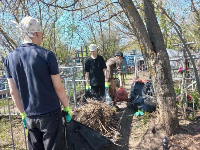 Волонтеры приводят в порядок места захоронения ветеранов Великой Отечественной войны