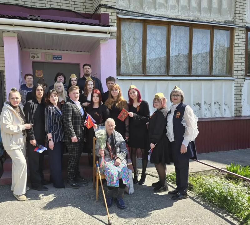 Студенты музыкального колледжа поздравили ветеранов с Днём Победы концертами у дома