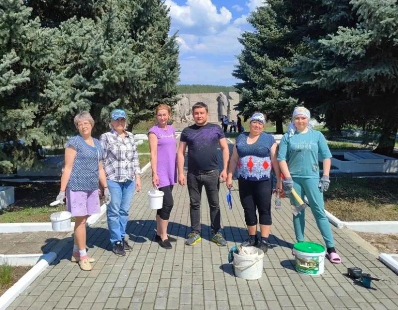 Волонтеры культуры приняли участие в благоустройстве мемориального комплекса Великой Отечественной войны в селе Никольское