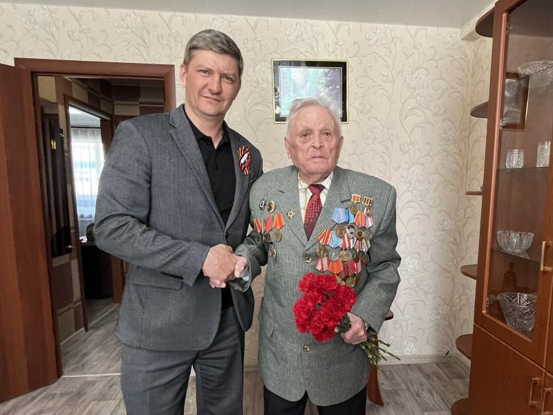 Для участника войны организовали концерт во дворе дома