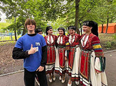 Волонтеры приняли участие в творческой акции «Рисунки на асфальте»
