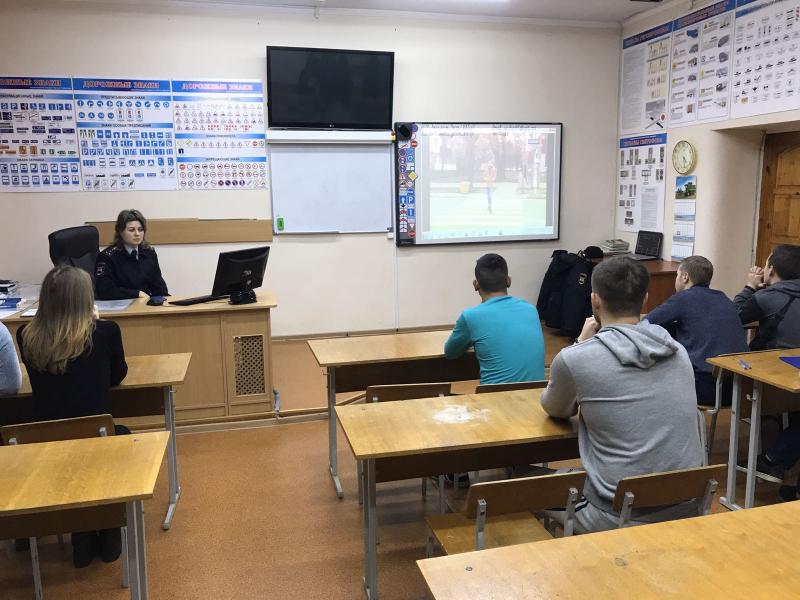 БУДУЩИХ ВОДИТЕЛЕЙ ПРИЗВАЛИ