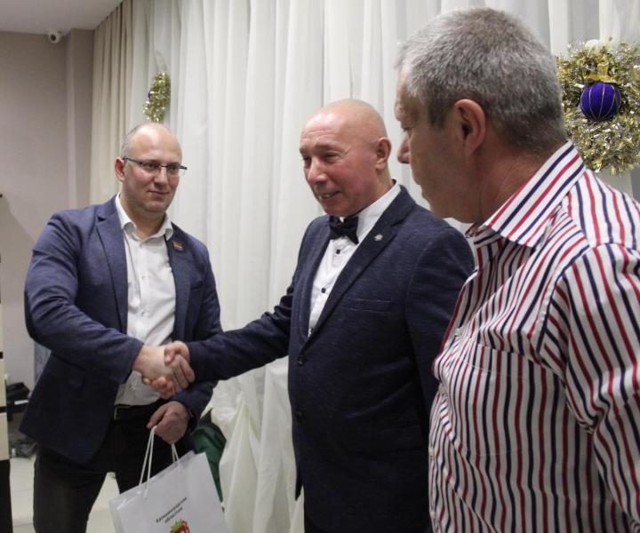 ЗА ЛЮБОВЬ И ПРЕДАННОСТЬ ФУТБОЛУ