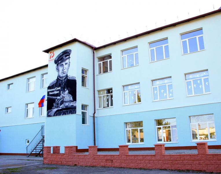 ПОРТРЕТ ГЕРОЯ НА ШКОЛЕ