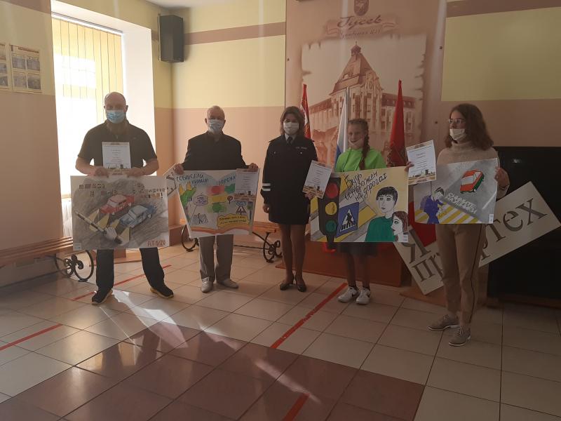 СТУДЕНТЫ И ПЛАКАТЫ