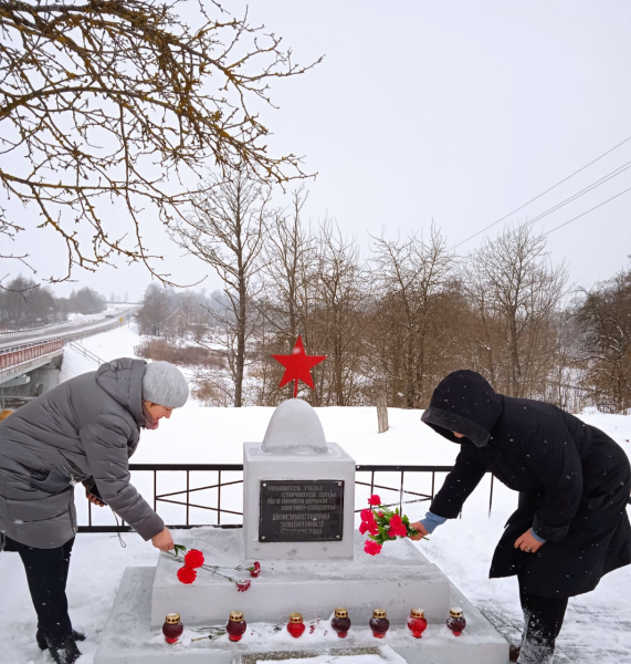 ЦВЕТЫ К ОБЕЛИСКАМ