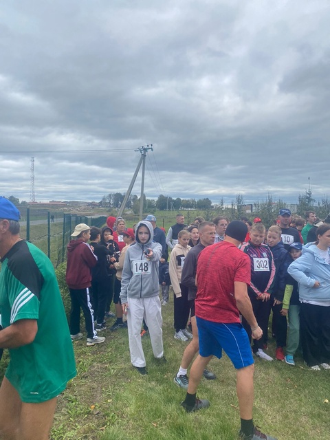 АТЛЕТЫ В ЯБЛОНЕВОМ САДУ Необычные соревнования по легкой атлетике на территории...