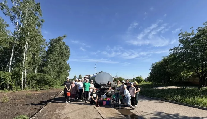 Сотрудники "Дюртюливодоканала" полили молодые елки на территории Иванаевского сада