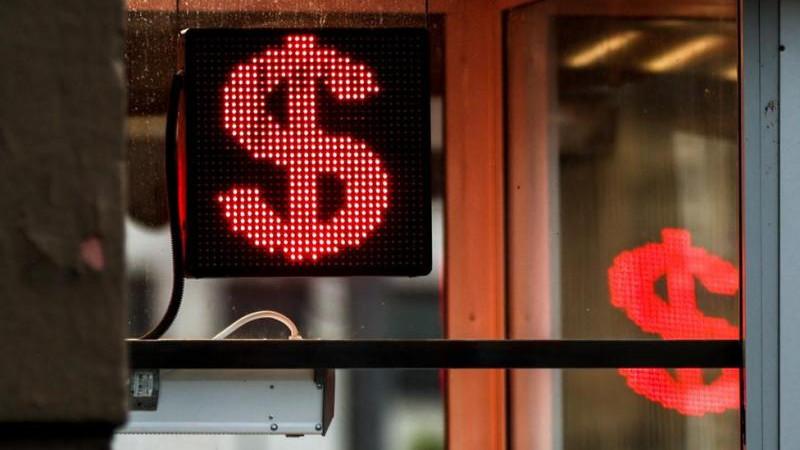 Курс доллара на межбанке впервые с 22 июля опустился ниже 78 рублей