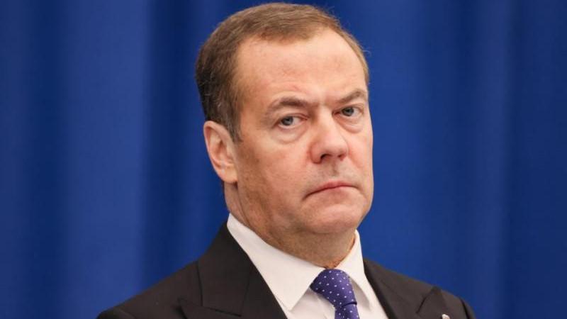 Медведев назвал поддержку фронта и семей военных самой важной задачей