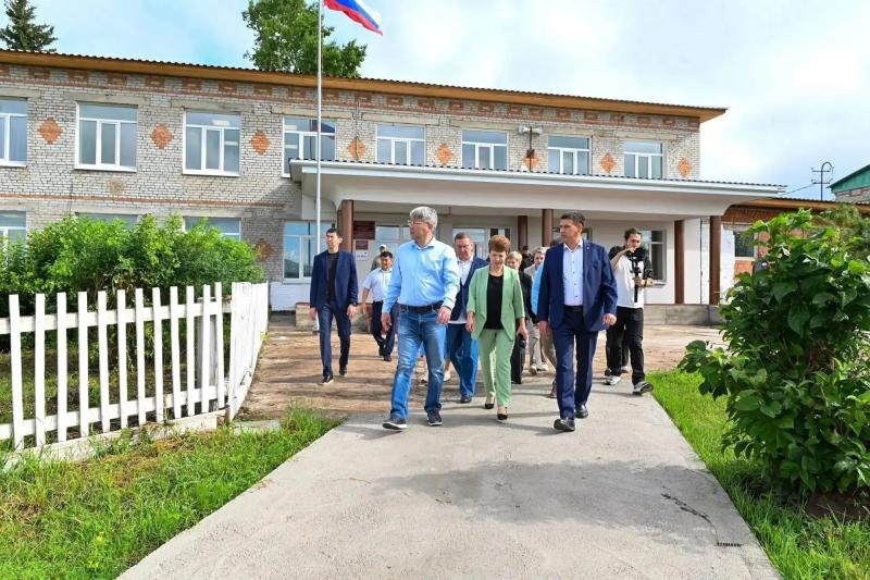 Глава Бурятии проинспектировал ход ремонта школ в Тарбагатайском районе