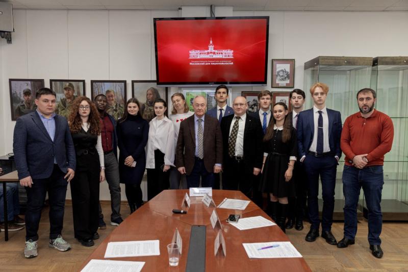 Состоялся круглый стол на тему «Роль народной дипломатии в гражданско-патриотическом воспитании молодежи»