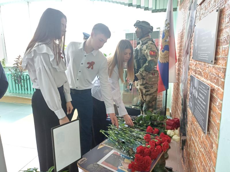В канун Дня Победы учащиеся и педагоги школы №5 почтили памяти тех, кто отдал свою жизнь за мирное небо над нашей страной