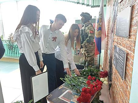 В канун Дня Победы учащиеся и педагоги школы №5 почтили памяти тех, кто отдал свою жизнь за мирное небо над нашей страной