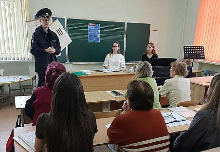 Участковый из Невьянска рассказал педагогам музыкальной школы, как не стать жертвой кибермошенников