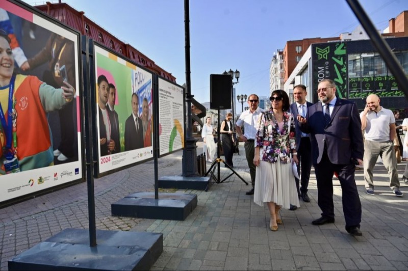 Фотовыставка о Всемирных фестивалях молодежи открылась в центре Екатеринбурга