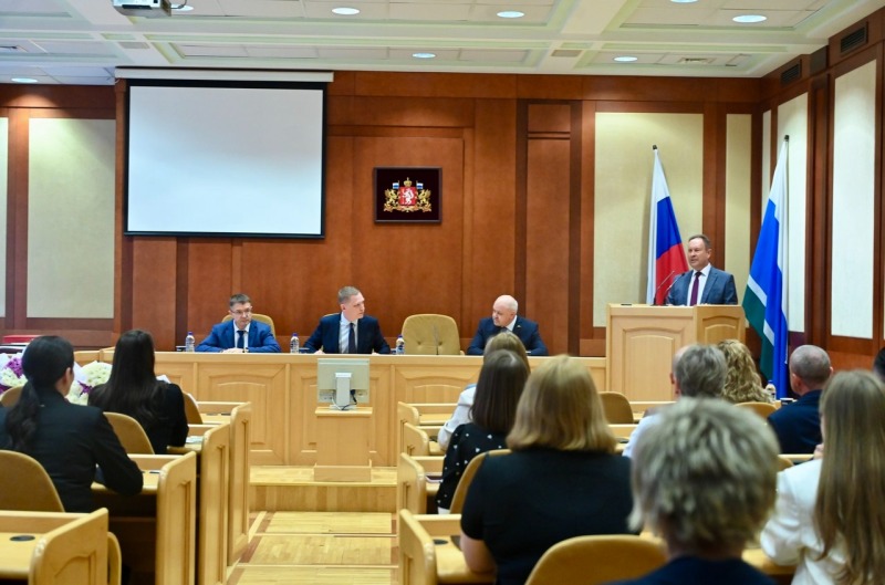 Десятки строителей Свердловской области получили награды в преддверии профессионального праздника