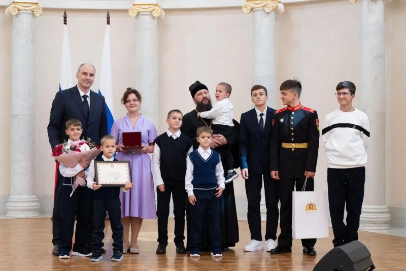 Денис Паслер вручил госнаграды многодетным семьям Среднего Урала
