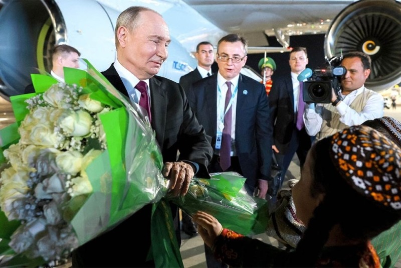 Владимир Путин прилетел в Туркменистан для участия в двух саммитах. Главное