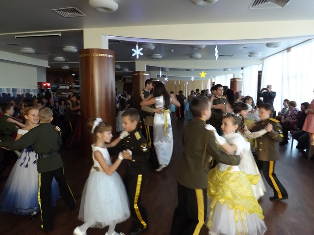 Под музыку кружатся пары