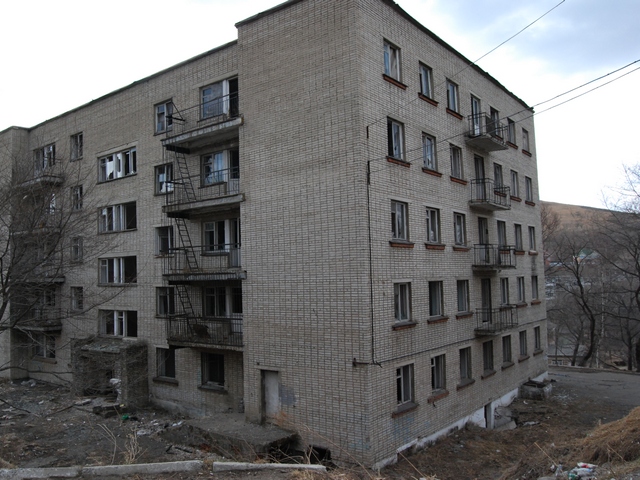 Щенка спасли из дренажного колодца