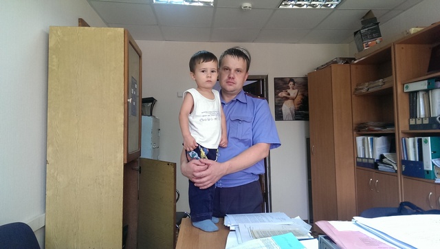 Двухлетний ребенок  оказался один на улице