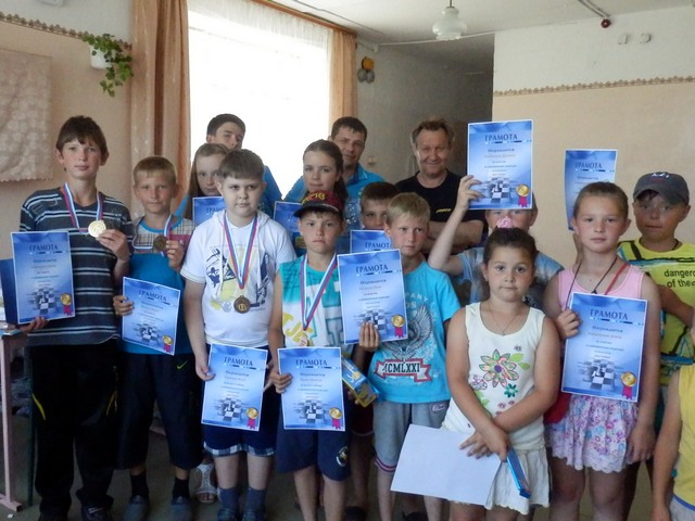 Соревновались футболисты и шахматисты