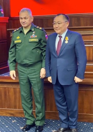 Шойгу вручил Шолбану Кара-оолу медаль за вклад в укрепление обороны РФ