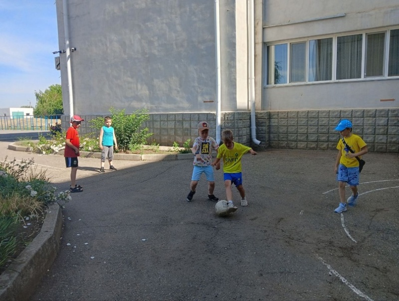 Сегодня у нас День русского языка. Он начался с веселой зарядки Дружно, вместе, по порядку  все ребята на зарядку!!!