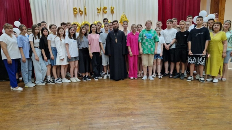 Встреча с клириком храма свят. Феодосия Черниговского иереем  Дмитрием Цыхлером  касалась вопросов предупреждения этнического и религиозного экстремизма.