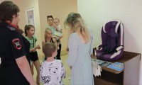Всем родителям были вручены памятки по правилам перевозки несовершеннолетних