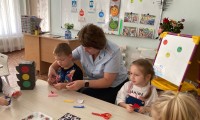 Сделать детей наиболее заметными для водителей, в темноте помогут световозвращающие элементы на одежде