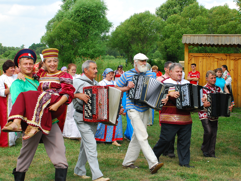 Зажгли в душе огонь балалайка и гармонь!