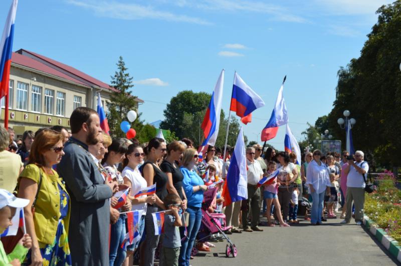 И реет флаг над всеми нами