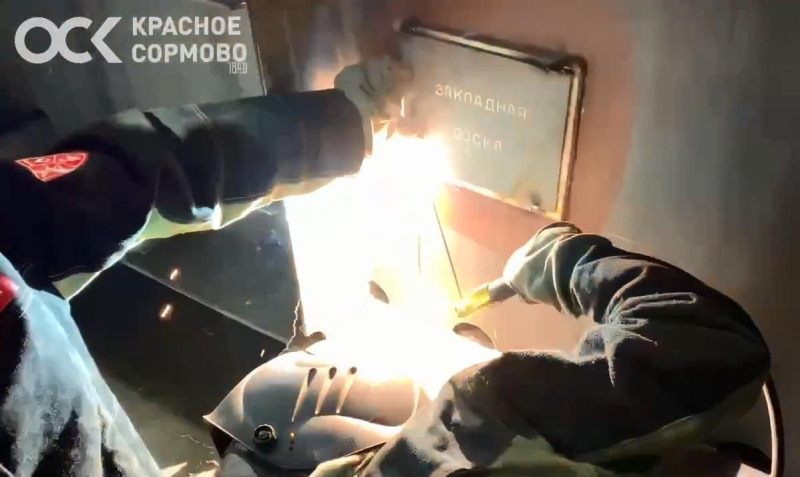 На новом сухогрузе проекта RSD59 - закладная доска