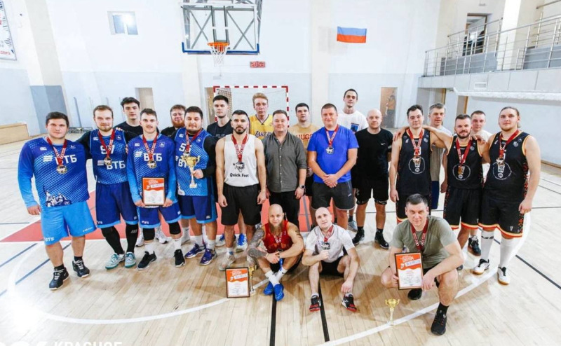 И снова мяч летит в кольцо