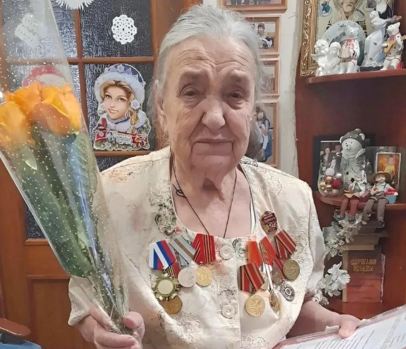 За плечами - век