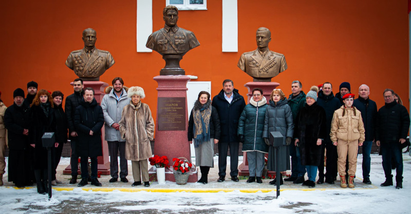 Рядом с Чкаловым — Байдуков и Беляков