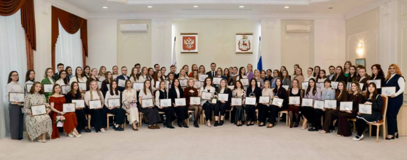 Лучшим педагогам вручили гранты