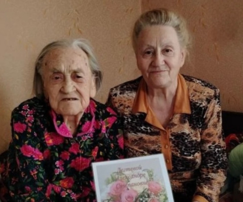 За плечами — век