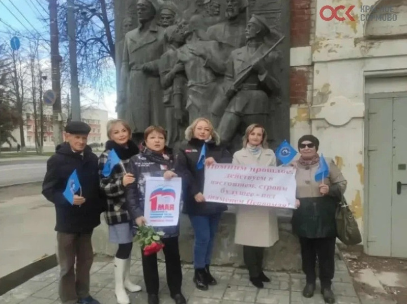 Представители профсоюза возложили цветы к горельефу «Школа Баррикад»
