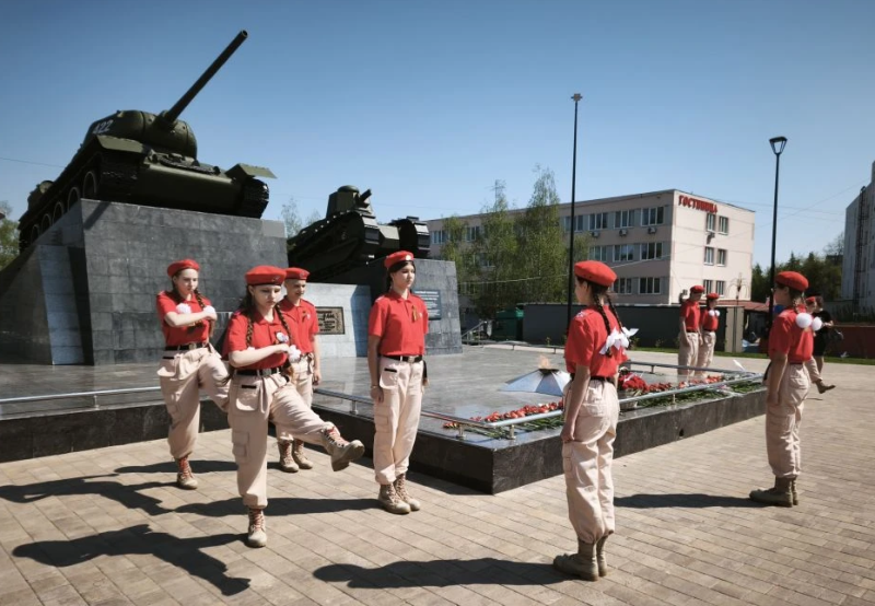 Старшеклассники несут вахту у Вечного огня