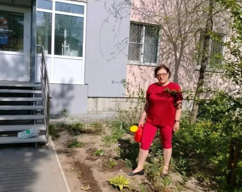 Посадили цветы, обрезали кустарники