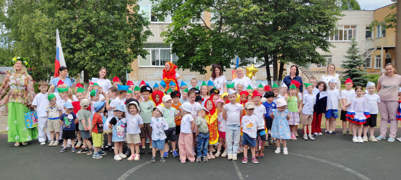 Юные  сормовичи подняли флаг страны