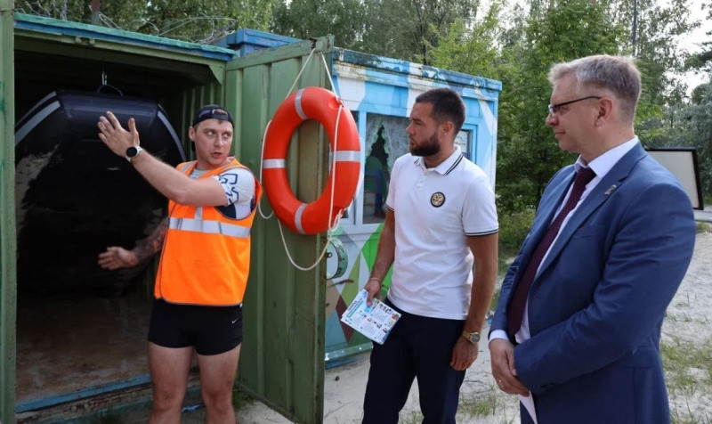 Дети под присмотром родителей и спасателей