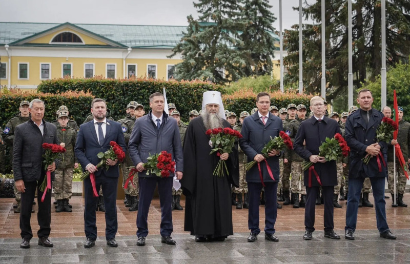 Возложили цветы к памятнику Юрия Всеволодовича