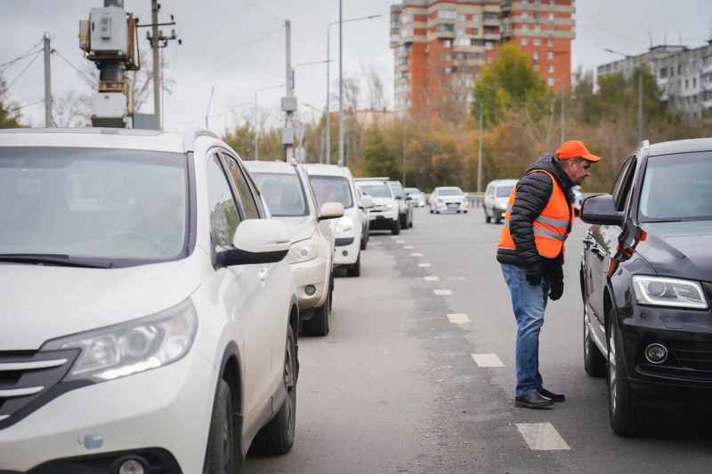 Добровольцы дежурят на заправках