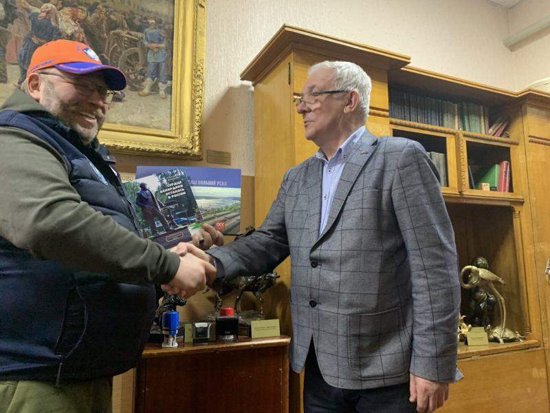 Директор музея Сергей Николаевич Леонов вручает гостям книги о заводе Директор музея Сергей Николаевич Леонов вручает гостям книги о заводе